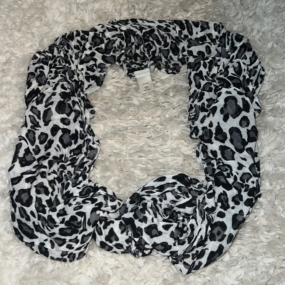 Leopard scarf - Picture 2 of 3